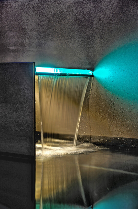 Edelstahl-Wasserfall mit LED-Beleuchtung