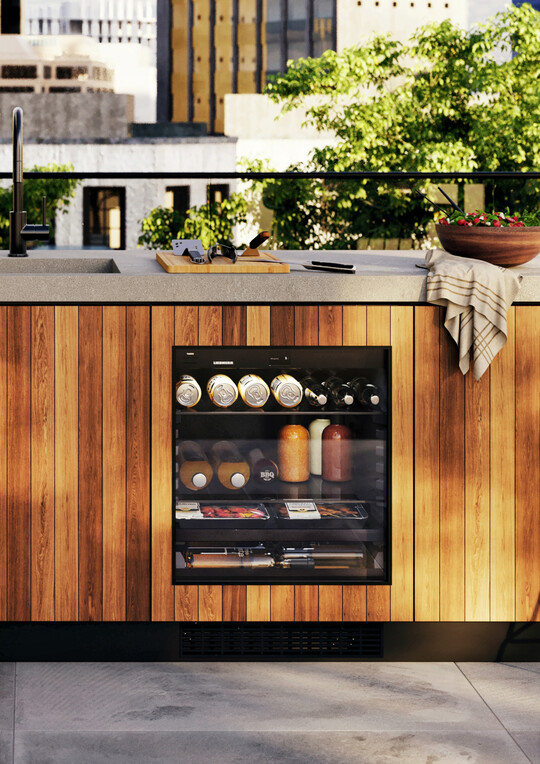 Das neue Outdoor-Modell UORpr 366i mit Glastür hält Temperaturen von –10 bis +32 Grad Celsius stand.