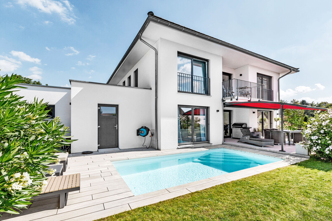 Gro�formatige Sichtbetonplatten aus derselben Produktfamilie schaffen ruhige, hochwertige Au�enr�ume mit architektonischer Klarheit.