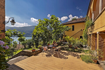 Inmitten des malerischen Tessiner Dorfs Morcote am Luganer See wurde die Terrasse einer historischen Villa neugestaltet.