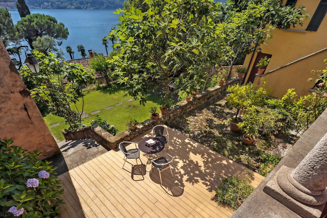 Zum Einsatz kamen Dielen aus WPC von Naturinform.