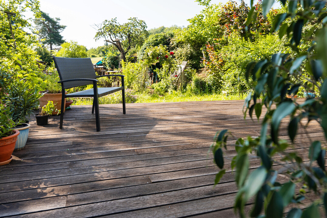Terrassendielen aus Käfereiche, hier geflammt und geriffelt