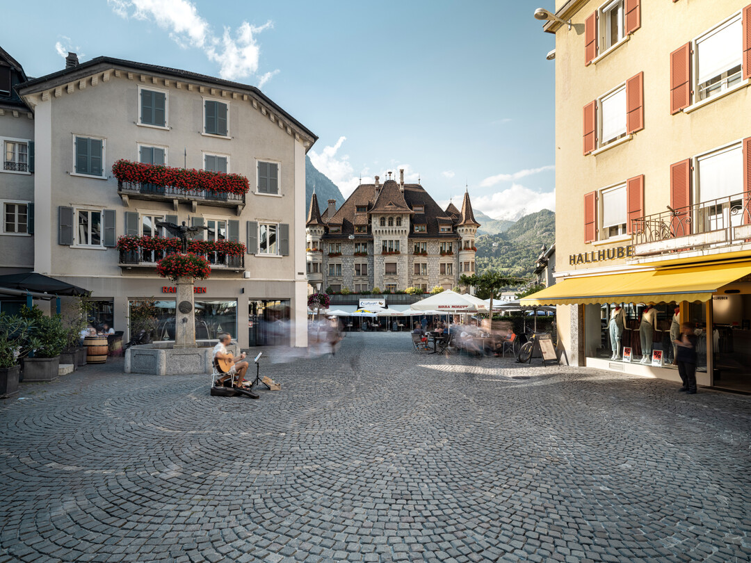 Die Fu�g�ngerzone Sebastiansplatz: Nach der �berschwemmung von 1993 wurde der Sebastiansplatz neu gestaltet. Als Fu�g�ngerzone schafft er einen lebendigen �ffentlichen Raum, der Wiederaufbau, Erinnerung und Stadtkultur vereint. 