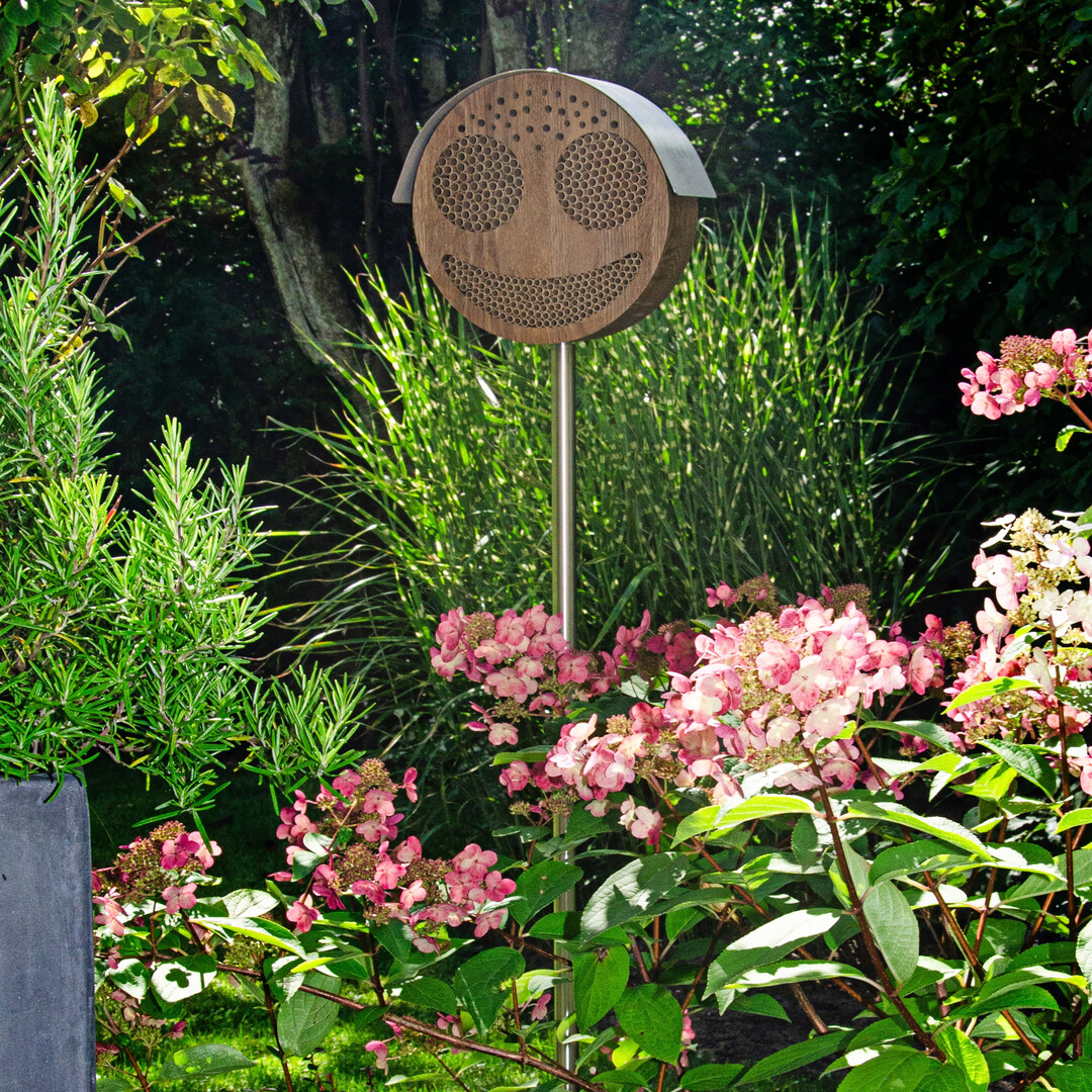 Bienenhotel CASA smiley - ein Designobjekt, das Lebensraum schafft und gleichzeitig ein Lächeln schenkt