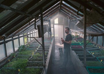 Andreas Caminada im Gewchshaus, )wo Microgreens angebaut werden
