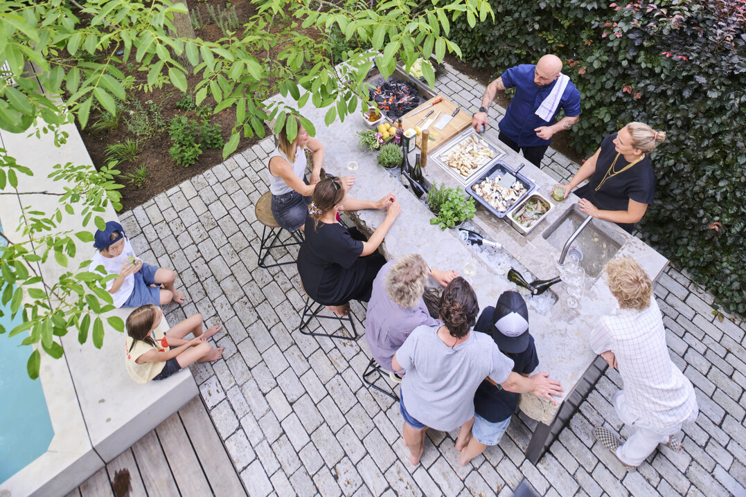 Skulpturaler Mittelpunkt im Freien und Ort der Begegnung
