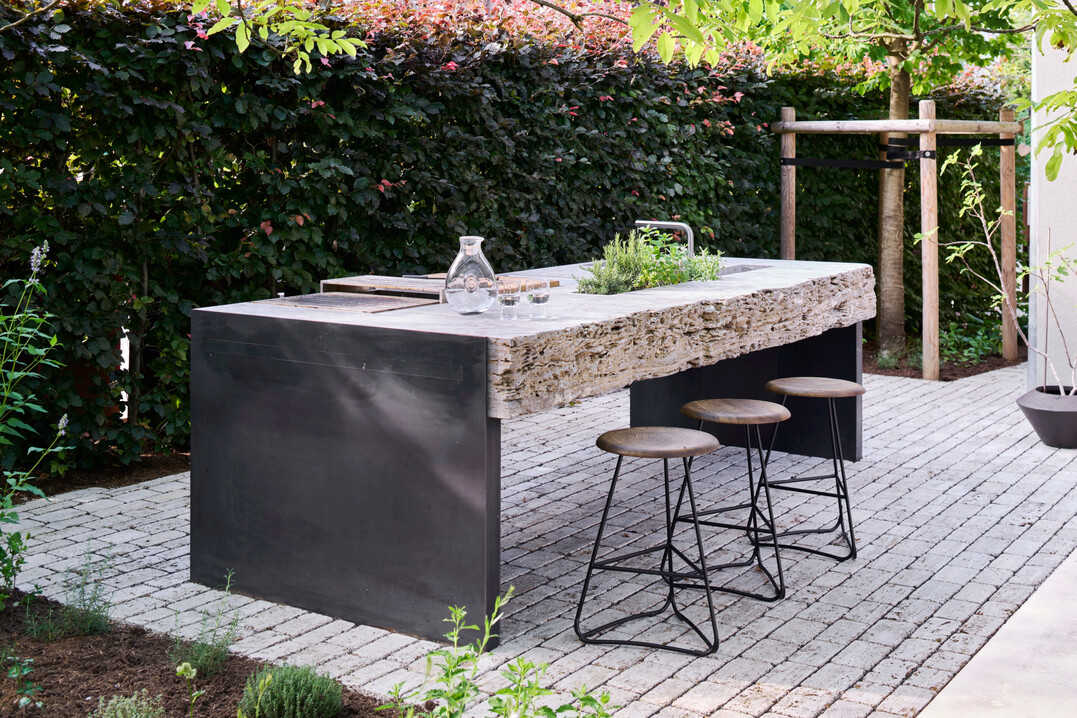 Der monolithische Korpus ruht auf pr�zise gearbeiteten Metallwangen.