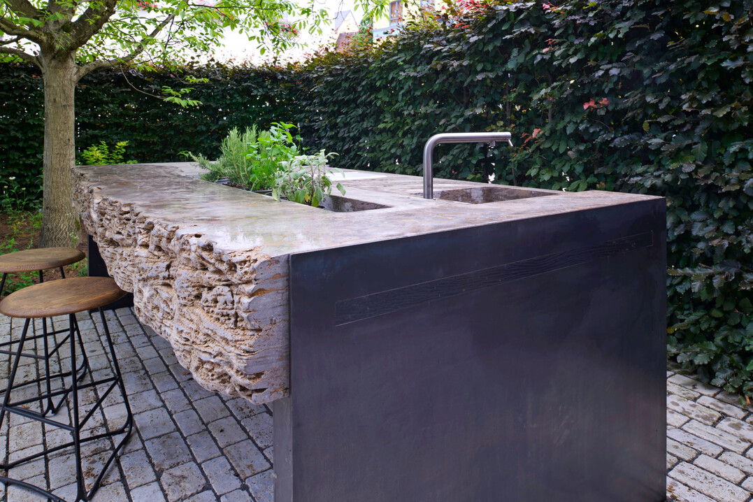 F�r die Arbeitsplatte bevorzugt das Unternehmen den fr�nkischen M�nsinger Kernstein.