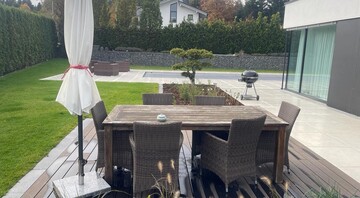 In diesem neugestalteten Wellnessgarten im sdbadischen
Villingen installierte das Team von Gartengestaltung Spth das Terrassen-Unterkonstruktionssystem von
Grad mit Dielen aus Bambus vom niederlndischen Hersteller Moso International BV