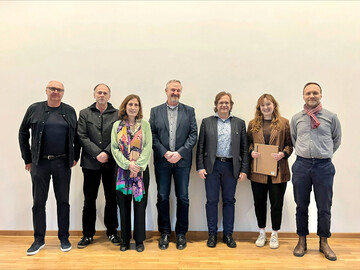 Preistr�gerin Johanna Wennemar (2. von rechts), umgeben von Kuratoriumsmitgliedern (v. l.n.r.): Landschaftsarchitekt Heiner Luz, Prof. Norbert K�hn, TU Berlin (stellvertretender Vorsitzender Karl-Foerster-Stiftung), Landschaftsarchitektin Marianne Mommsen, Preisstifter Matthias Ulmer (Gesch�ftsf�hrer Verlag Eugen Ulmer), Erstpr�fer Prof. J�rgen Bouillon, Zweitpr�fer Prof. Christian Ranck