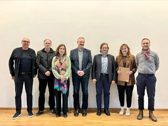 Preistr�gerin Johanna Wennemar (2. von rechts), umgeben von Kuratoriumsmitgliedern (v. l.n.r.): Landschaftsarchitekt Heiner Luz, Prof. Norbert K�hn, TU Berlin (stellvertretender Vorsitzender Karl-Foerster-Stiftung), Landschaftsarchitektin Marianne Mommsen, Preisstifter Matthias Ulmer (Gesch�ftsf�hrer Verlag Eugen Ulmer), Erstpr�fer Prof.
J�rgen Bouillon, Zweitpr�fer Prof. Christian Ranck