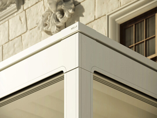 Klare Linien, verdeckte Verschraubungen und eine reduzierte Formensprache pr�gen das Design des HELLA Lamellendachs VENTUR. Verblendungen sorgen f�r schnelle und einfache Montage.