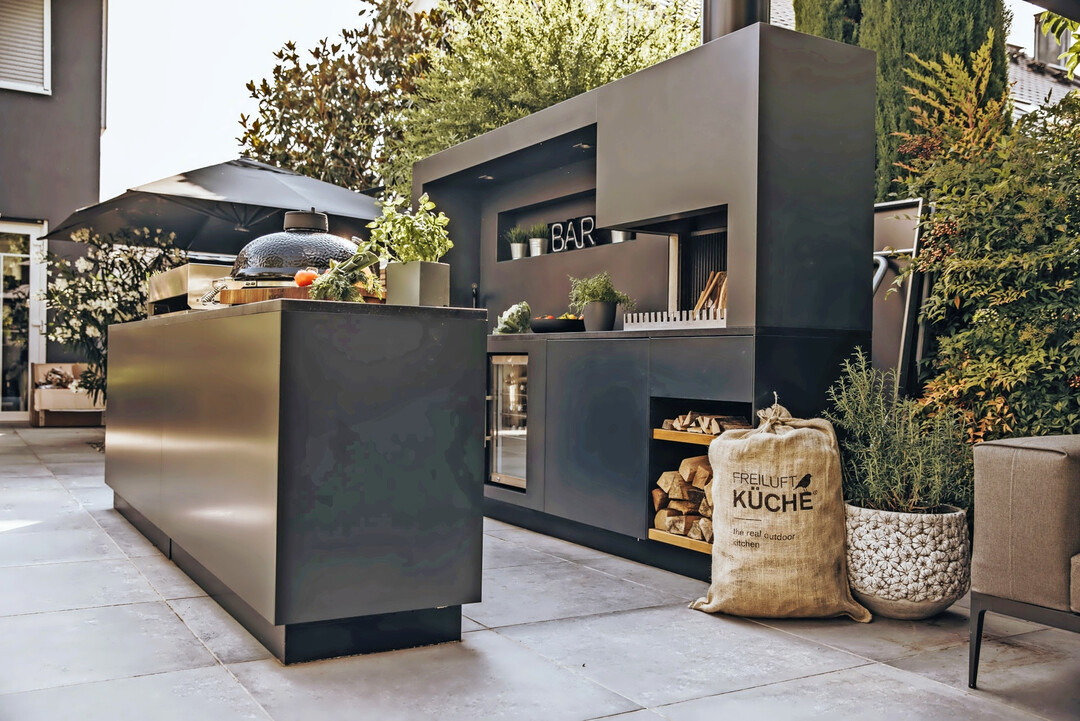 Unter dem Dach von FREILUFT vereinen sich heute die Marken FREILUFT K�che, FREILUFT Feuer und FREILUFT Insel.