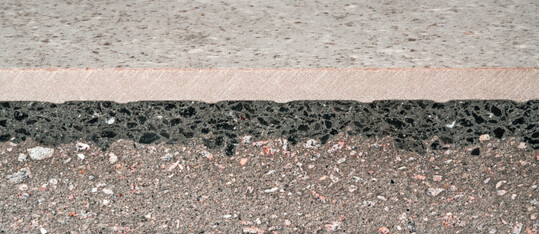 Der dreischichtige Aufbau f�r h�chste Anspr�che mit kratzfester, pflegeleichter Keramikoberfl�che (9 mm), einer Verbundschicht und einer Betonplatte, die Stabilit�t und Langlebigkeit garantiert.