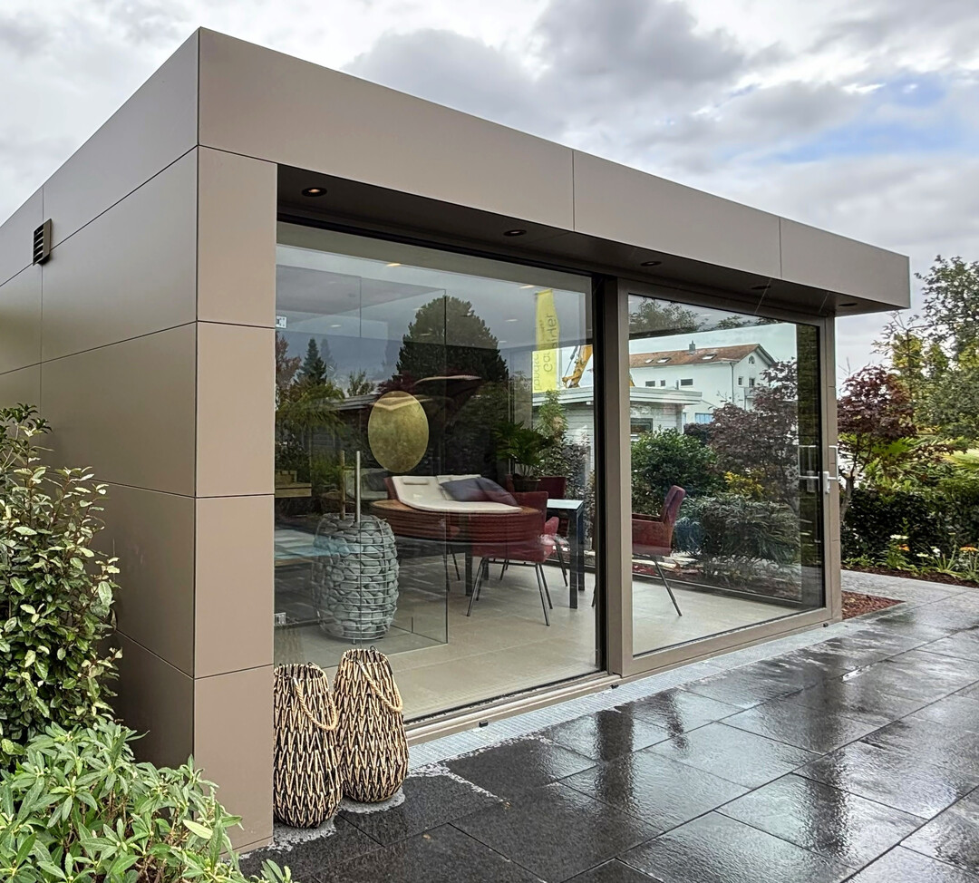 Ab sofort wird die Fassade der Design-Saunah�user mit breiten HPL-Platten versehen � sie verleihen dem Haus eine ruhige und edle Anmutung.