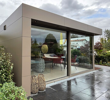 Ab sofort wird die Fassade der Design-Saunah�user mit breiten HPL-Platten versehen � sie verleihen dem Haus eine ruhige und edle Anmutung.