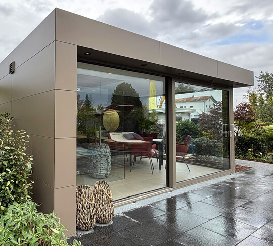 Ab sofort wird die Fassade der Design-Saunah�user mit breiten HPL-Platten versehen � sie verleihen dem Haus eine ruhige und edle Anmutung.