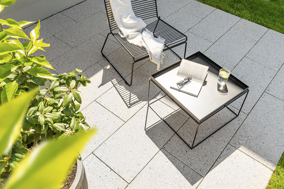 GDM.CASADO light mit sanft geschliffener Oberfläche verleiht Außenflächeneine elegante, wohnliche Note – natürlich und beständig.