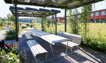 Die Sonne als Energiequelle nutzen und gemtlich im Schatten sitzen: begrnte Solarpergolen an der ZHAW in Wdenswil
