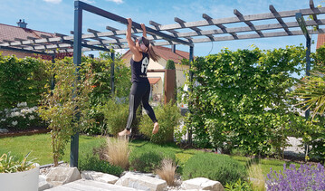 Zentrales Element des Beispielgartens bildet eine lange Pergola.