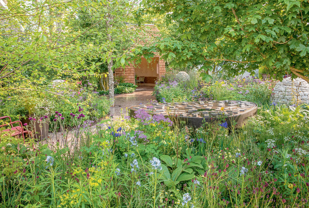 HORATIO’S GARDEN: Die Auszeichnung „Best in Show“ ging an Charlotte Harris und Hugo Bugg für den von PGB gesponserten „Horatio’s Garden“, gestaltet für die gleichnamige Wohltätigkeitsorganisation, die Gärten für Krankenstationen mit Wirbelsäulenpatienten anlegt. Die vielschichtige Bepflanzung sollte den Patienten in ihren Betten und Rollstühlen sich wandelnde Ausblicke bieten.
