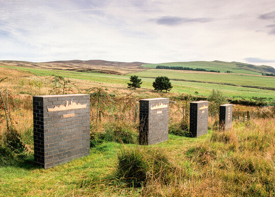 „Camouflaged Flowers“. Serie von Stelen in Little Sparta, Dunsyre, Lanark, Lanarkshire in Schottland