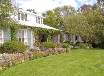 Der Garten von Markdale in Binda bei Crookwell, New South Wales, wurde 1947 von Edna Walling entworfen. Er umgibt ein Anwesen, das 1921 erbaut und von dem Architekten Professor Leslie Wilkinson restauriert wurde.
