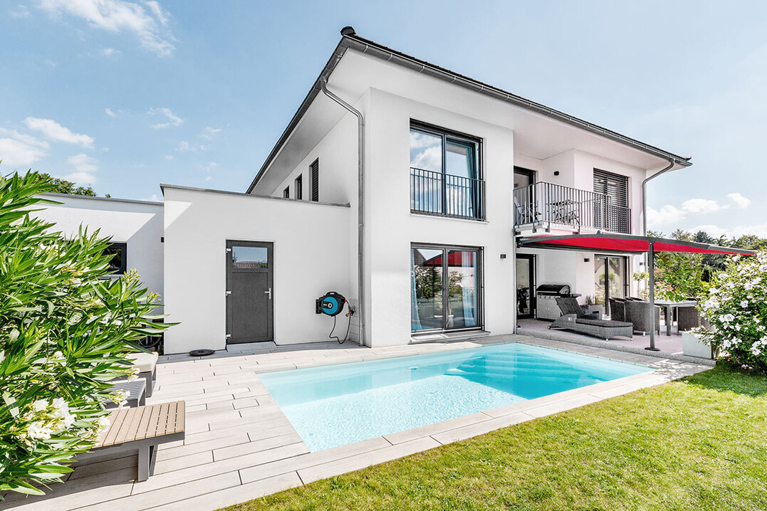 Großformatige Sichtbetonplatten aus derselben Produktfamilie schaffen ruhige, hochwertige Außenräume mitarchitektonischer Klarheit.