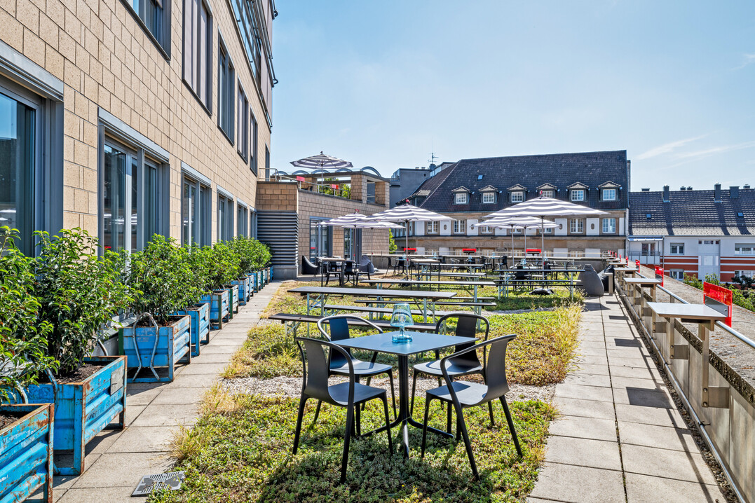 Im Grnen, aber zentral: auf der Dachterrasse am Bahnhofplatz in Karlsruhe