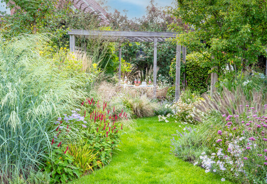 Pflanzbeete bilden die Gartenrume.