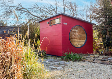 Mit gro�em Bullauge in den Garten