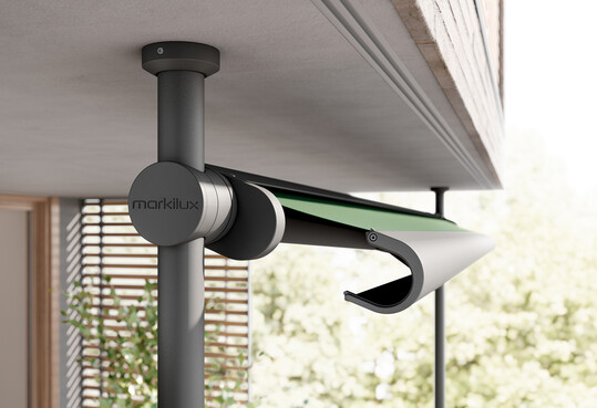 Zwei Klemmsulen halten das System markilux 900.