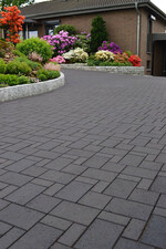 Besonders kreative Pflaster erzielen die extravaganten FormatMix-Verbände, denn durch die Kombination verschiedener, perfekt aufeinander abgestimmter Formate entstehen lebendige, spannende Optiken. Neben Plätzen und Wegen schmückt der FormatMix auch Terrassen oder Zufahrten.