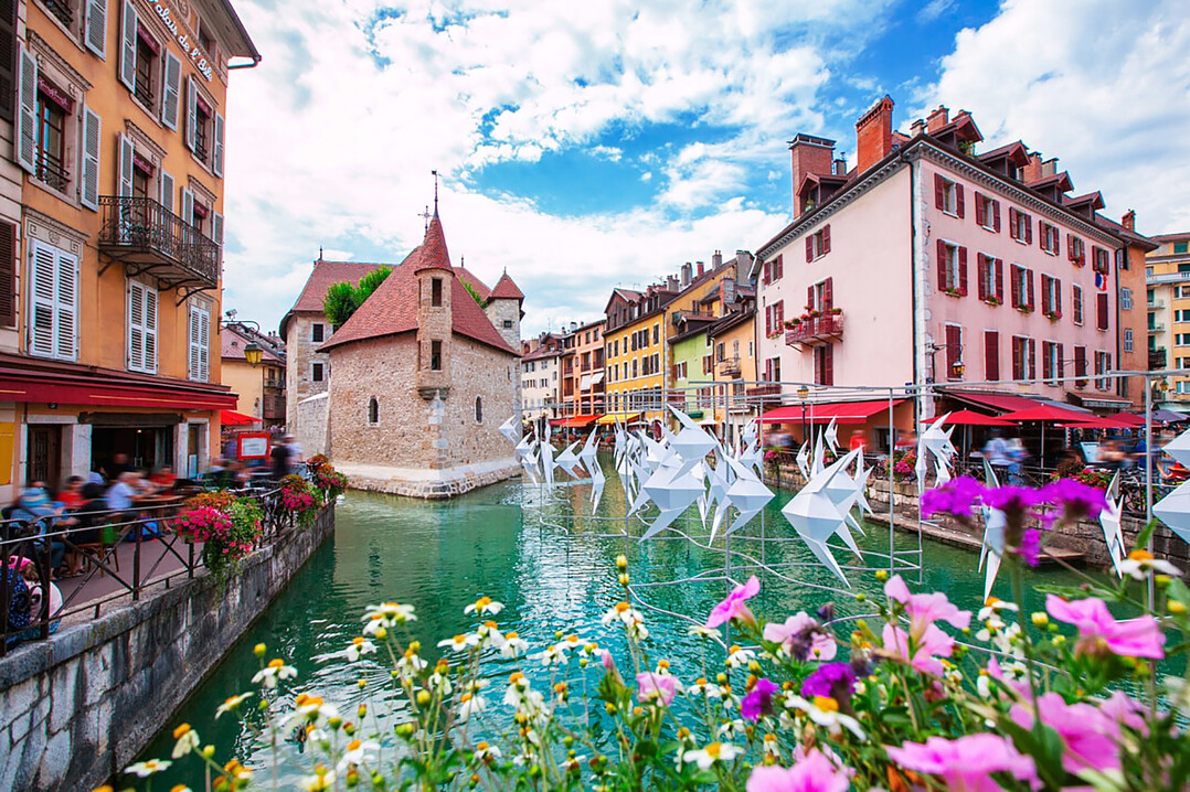 Die Altstadt mit dem Fluss Thiou ist einer der Schaupltze.