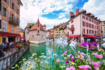Die Altstadt mit dem Fluss Thiou ist einer der Schaupltze.
