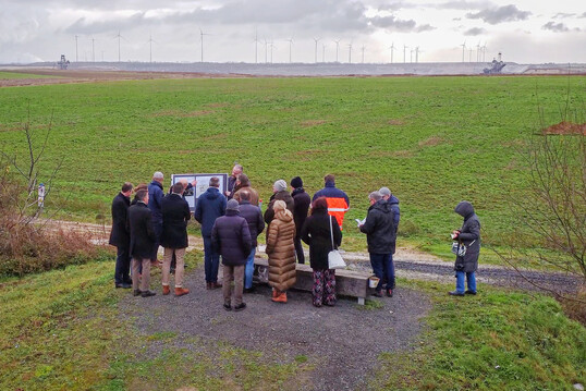Die DBG-Kommission am Standort Jüchen-Süd, wo der ehemalige Tagebau bereits wieder zu landwirtschaftlichen Flächen aufgefüllt wurde.