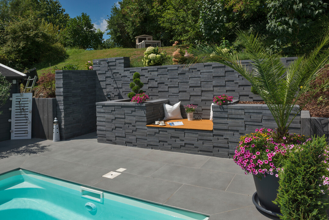 Mit der Basalo-Mauer von KANN lassen sich abwechslungs-reiche Gestaltungen im Garten und an der Terrasse umset-zen. Unterschiedliche Hhen und ein integrierter Sitzplatz schaffen eine individuelle Atmosphre.