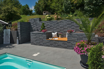Mit der Basalo-Mauer von KANN lassen sich abwechslungs-reiche Gestaltungen im Garten und an der Terrasse umset-zen. Unterschiedliche Hhen und ein integrierter Sitzplatz schaffen eine individuelle Atmosphre.