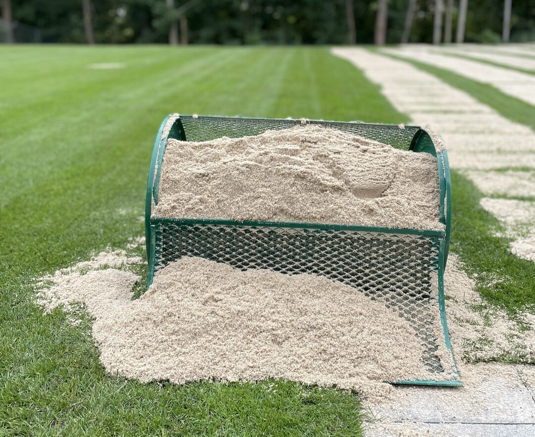 Quarzsand verbessert die Drainage-Eigenschaften des Bodens und fördert das Wurzelwachstum des Rasens.