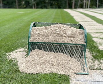 Quarzsand verbessert die Drainage-Eigenschaften des Bodens und frdert das Wurzelwachstum des Rasens.