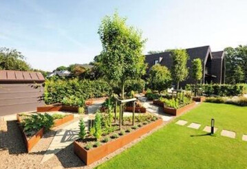 Auf dem Grundstck eines Bremer Privathauses entstand ein Zier-, Obst- und Wandelgarten bestehend aus mehreren magefertigten Hochbeeten der Firma Richard Brink.