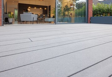 Selbst bei Nsse gibt "Cedral Terrasse" natrlichen Halt und hlt starker Beanspruchung und Witterung problemlos stand, ohne geschliffen, beschichtet oder gelt werden zu mssen. 
EFH in Waregem (BE), Cedral Terrasse in TR05 Sanftes Grau.