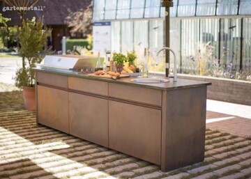 Gartenkche ELBA aus Cortenstahl, Arbeitsplatte aus Granit NERO ASSOLUTO. Mit Einbaugrill und Splbecken aus Edelstahl. Schubladen mit Push to open-Funktion. 