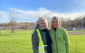 Sie sorgen dafr, dass es auf der Landesgartenschau Kirchheim 2024 in allen Farben blht: Hanne Roth (l.), Pflanzplanerin fr die Sommerblumen der Bayerischen Landesgartenschau Kirchheim, mit Jana Antalikova, Grnderin und Geschftsfhrerin der K-Team Grn. GmbH.