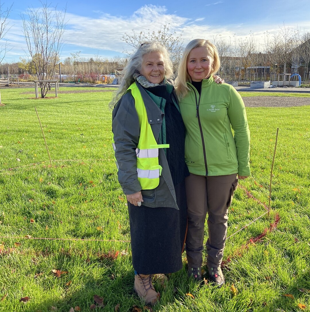 Sie sorgen dafr, dass es auf der Landesgartenschau Kirchheim 2024 in allen Farben blht:
Hanne Roth (l.), Pflanzplanerin fr die Sommerblumen der Bayerischen Landesgartenschau
Kirchheim, mit Jana Antalikova, Grnderin und Geschftsfhrerin der K-Team Grn. GmbH.