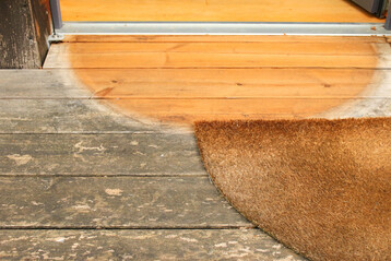 Ungeschtztes Holz vergraut durch UV-Strahlen, die das fr den Zellwandschutz im Holz zustndige Lignin zerstren. 