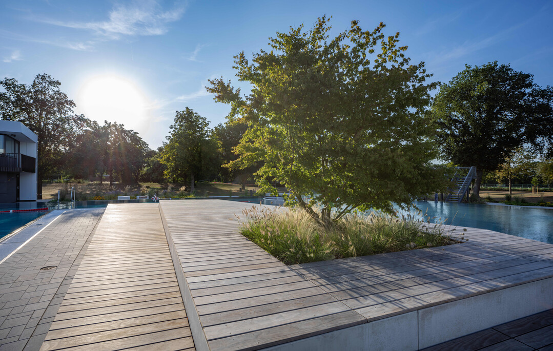 Kebony präsentiert das Projekt „Freibad im Badepark Berenbostel“, bei dem mit Bioalkohol imprägniertes Holz für die Gestaltung von Flächen und Ruhegelegenheiten genutzt wurde.