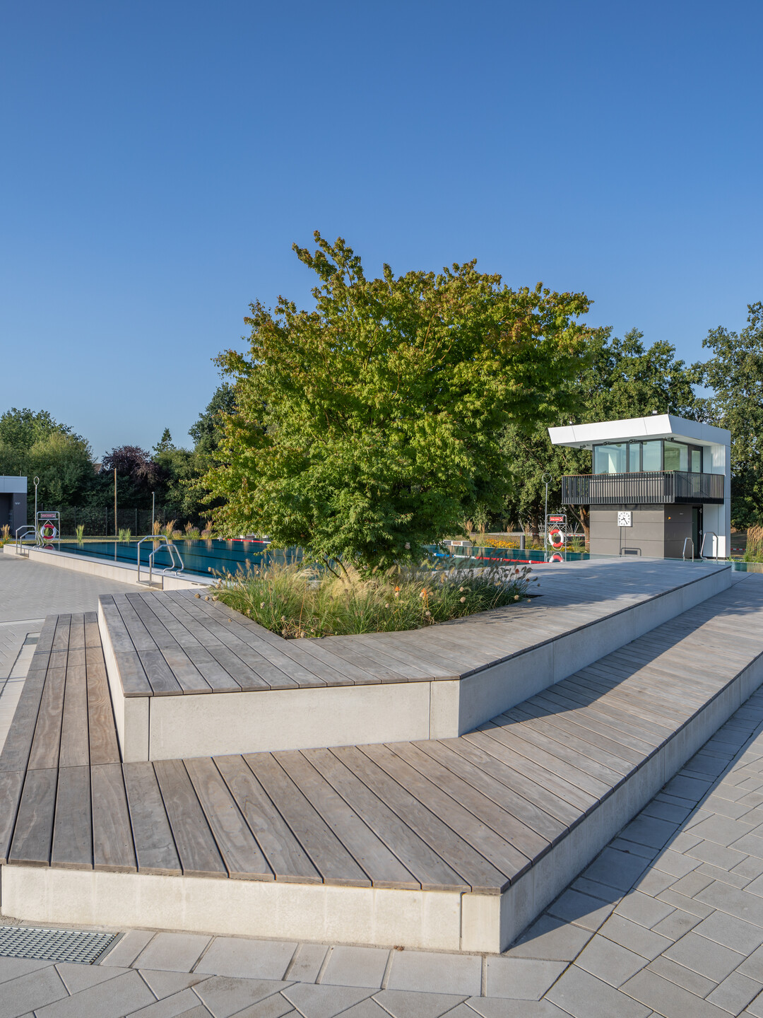 Kebony prsentiert das Projekt Freibad im Badepark Berenbostel, bei dem mit Bioalkohol imprgniertes Holz fr die Gestaltung von Flchen und Ruhegelegenheiten genutzt wurde.