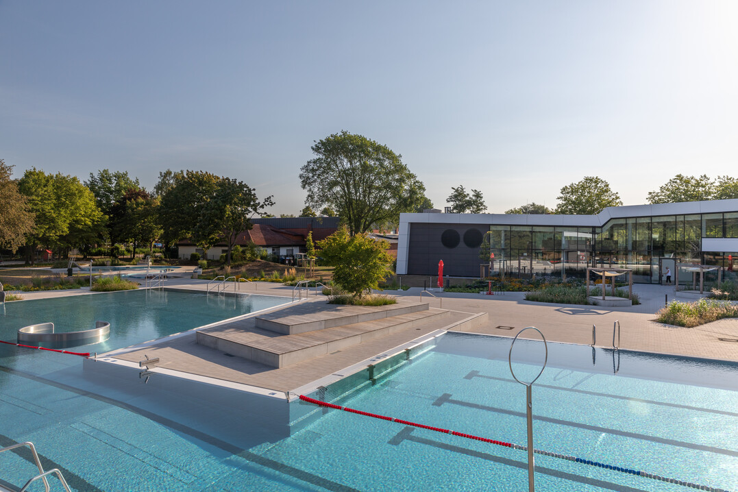 Kebony prsentiert das Projekt Freibad im Badepark Berenbostel, bei dem mit Bioalkohol imprgniertes Holz fr die Gestaltung von Flchen und Ruhegelegenheiten genutzt wurde.