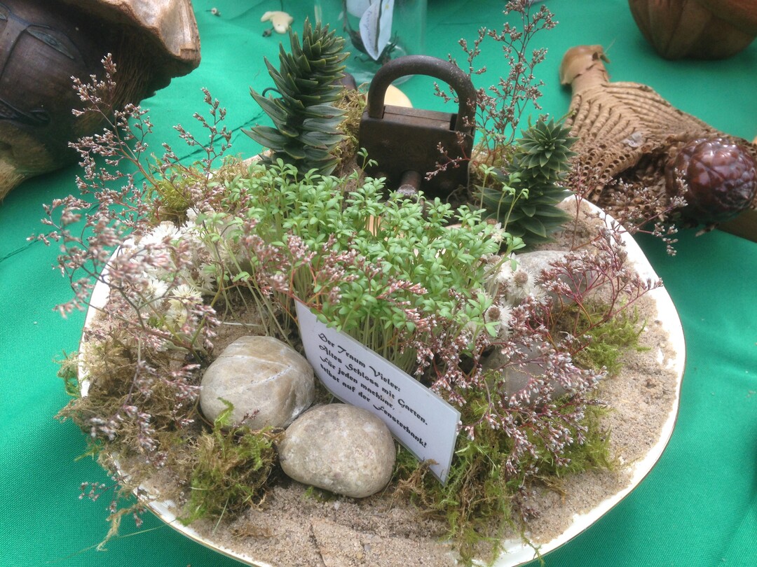 "Der kleine Schlossgarten" mit Augenzwinkern am Stand des Palmengartens Frankfurt.